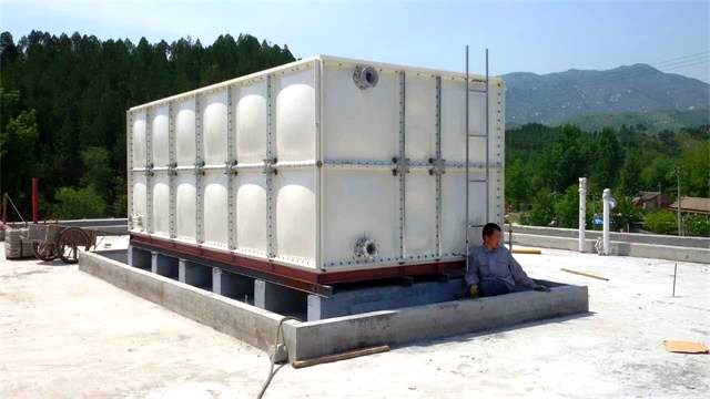 玻璃鋼水箱安裝例證