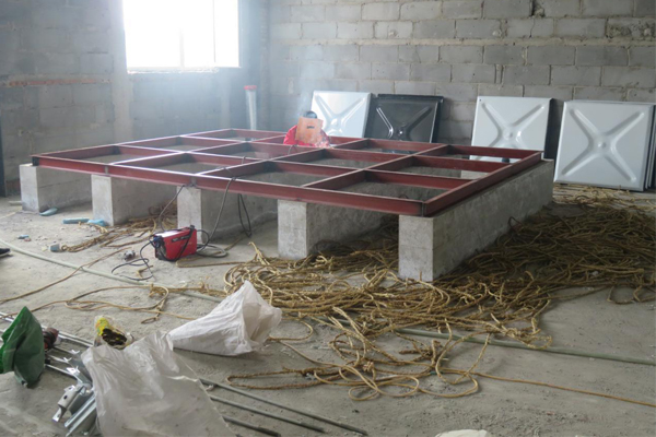 為什么要在不銹鋼水箱下制作通道或水泥基礎?