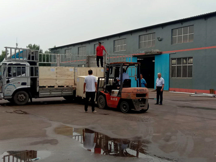 7.26出口不銹鋼水箱裝木箱發(fā)貨